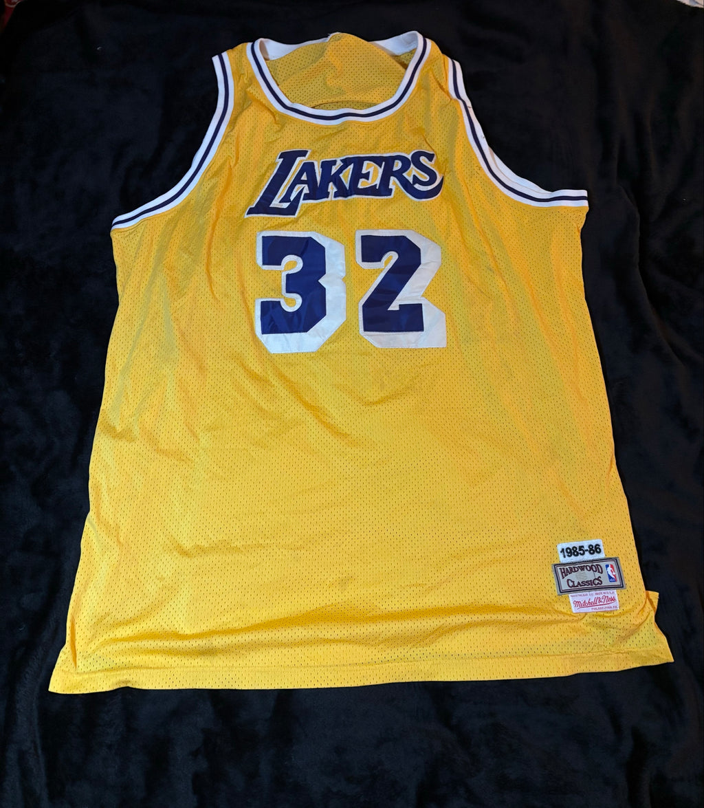 Magic Johnson #32 Lakers Mitchell & Ness jersey front
