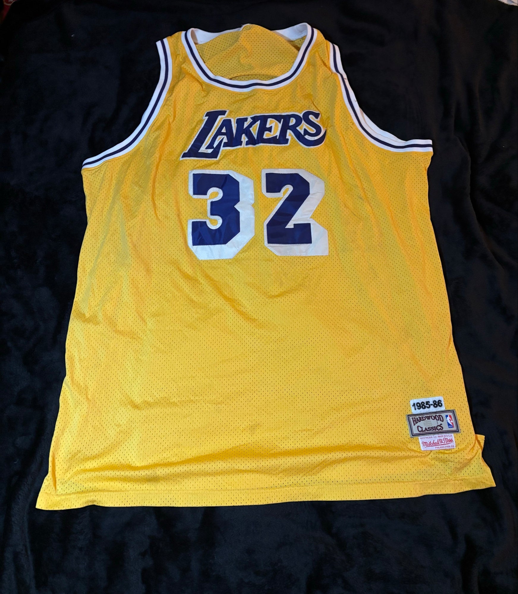 Magic Johnson #32 Lakers Mitchell & Ness jersey front