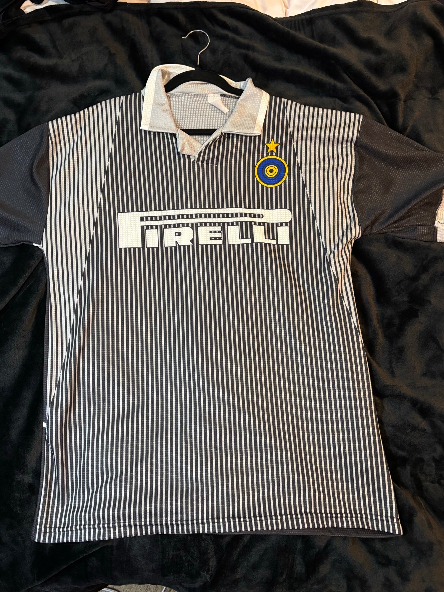 Front of Pirelli Inter Milan 1997-98 replica goalkeeper jersey with Toldo nameset