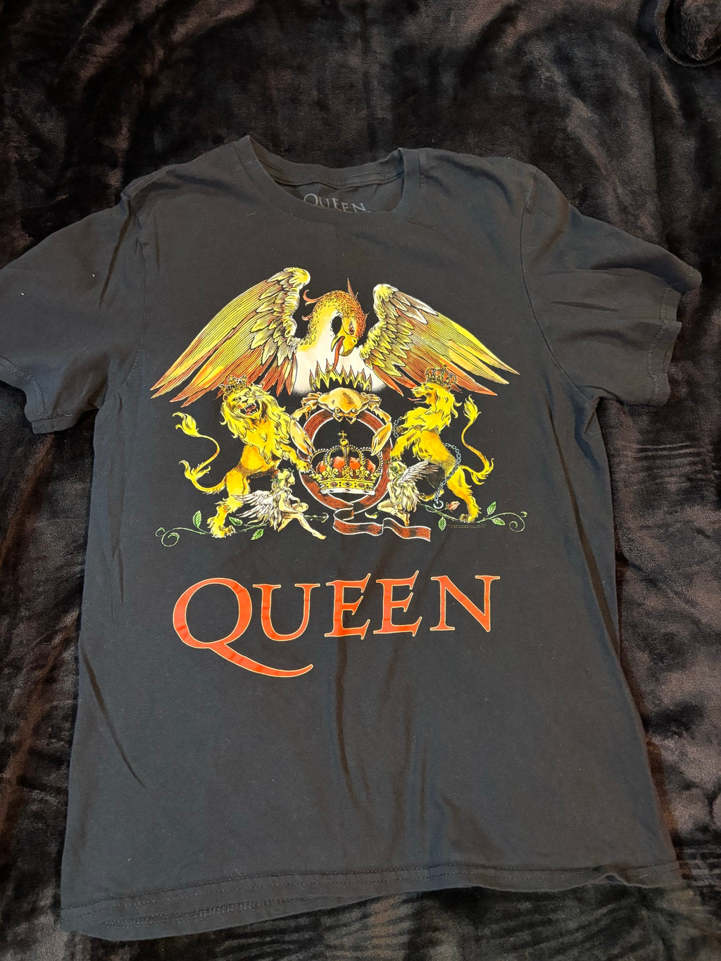 Queen crest front